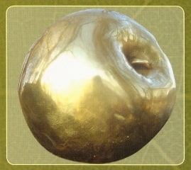 Une pomme dorée et des pièces 20F Napoléon (estimation 5000€)